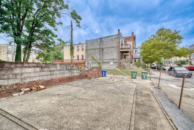 Building Photo - 2324 Callow Ave