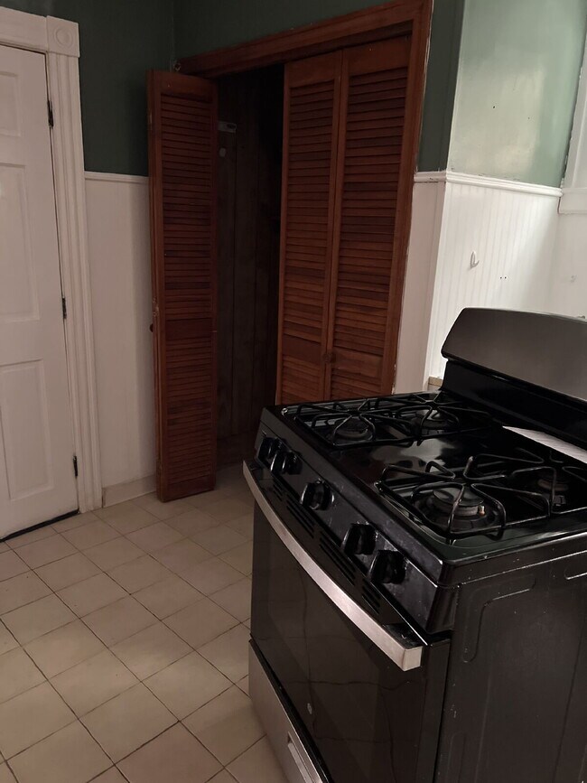 Building Photo - Beautiful 3 Bedroom 1 Bath Apartment in Crown Hill