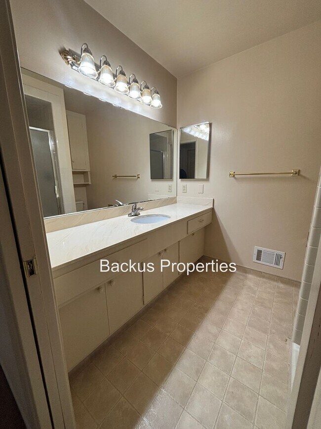 Building Photo - Wonderful three bedroom home in South Salinas