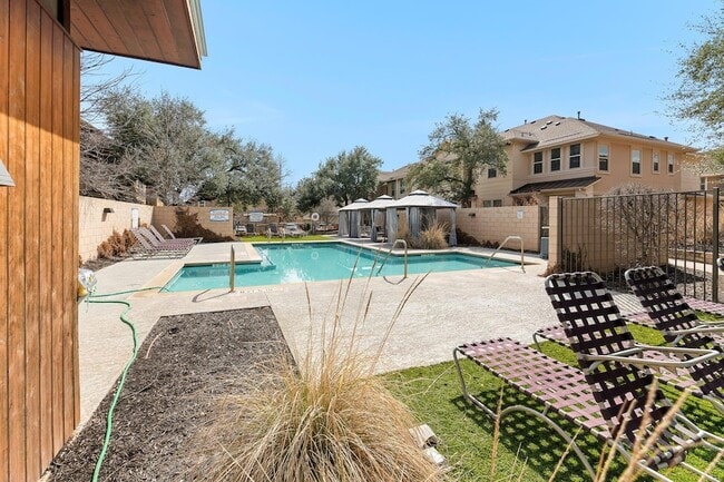 Building Photo - 13800 Lyndhurst St