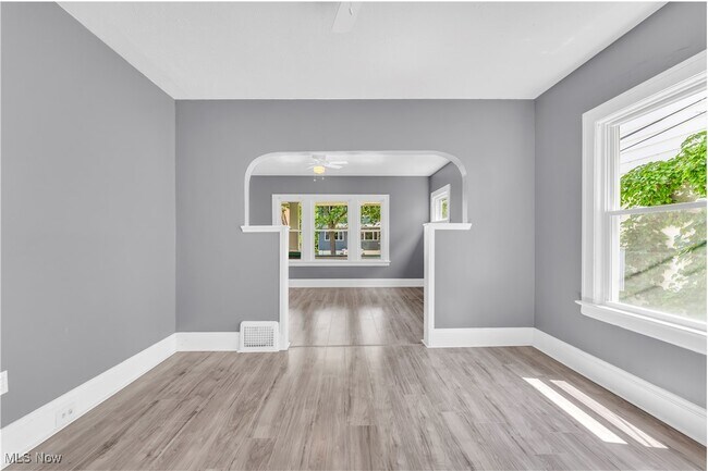 Building Photo - 364 E 161st St