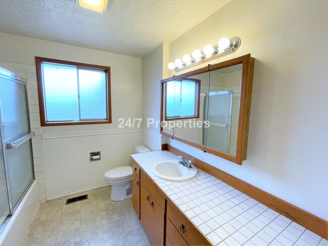 Building Photo - Gladstone Single-Level Home - 3BD I 1.5BA