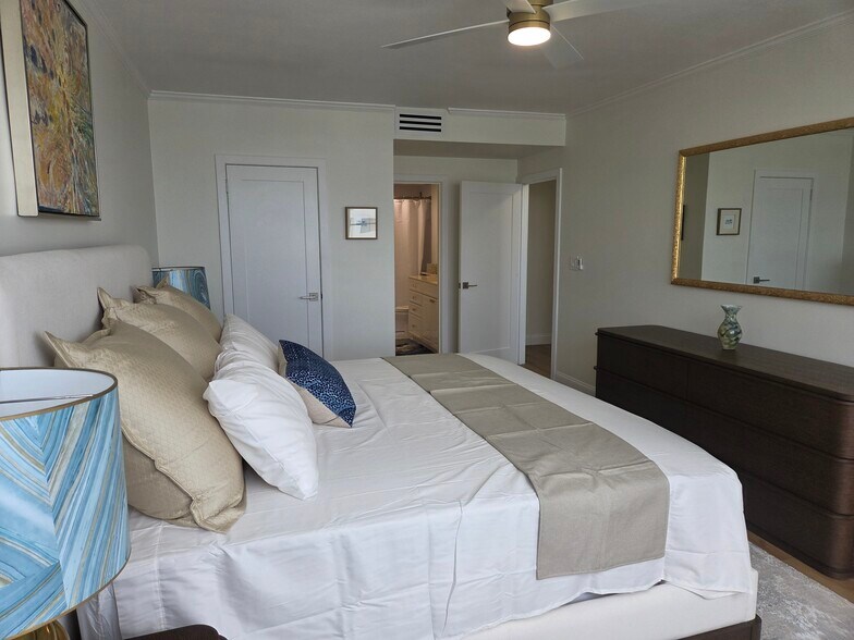 master bedroom from south - 2800 N Flagler Dr
