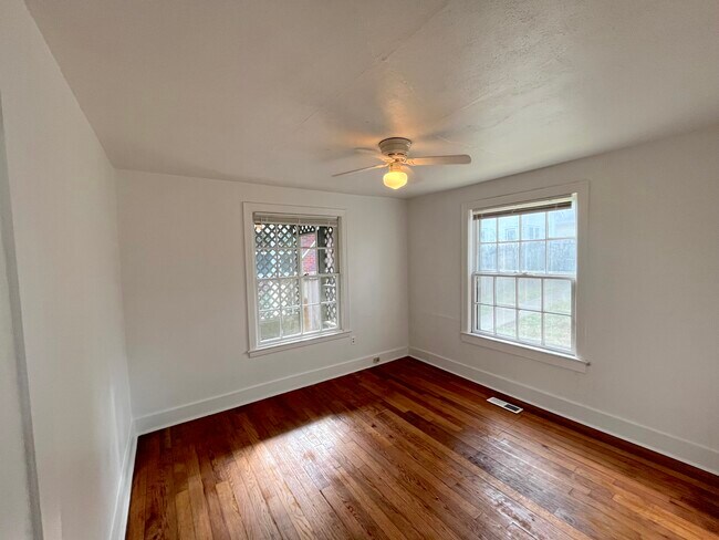 Building Photo - 326 N Summit St