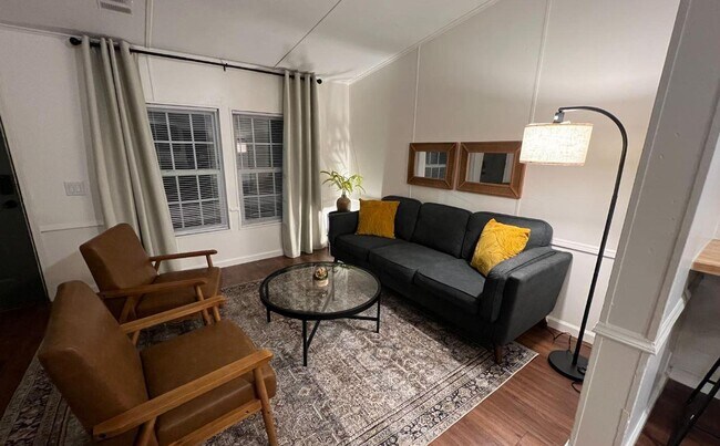 Building Photo - 502 9th St SW