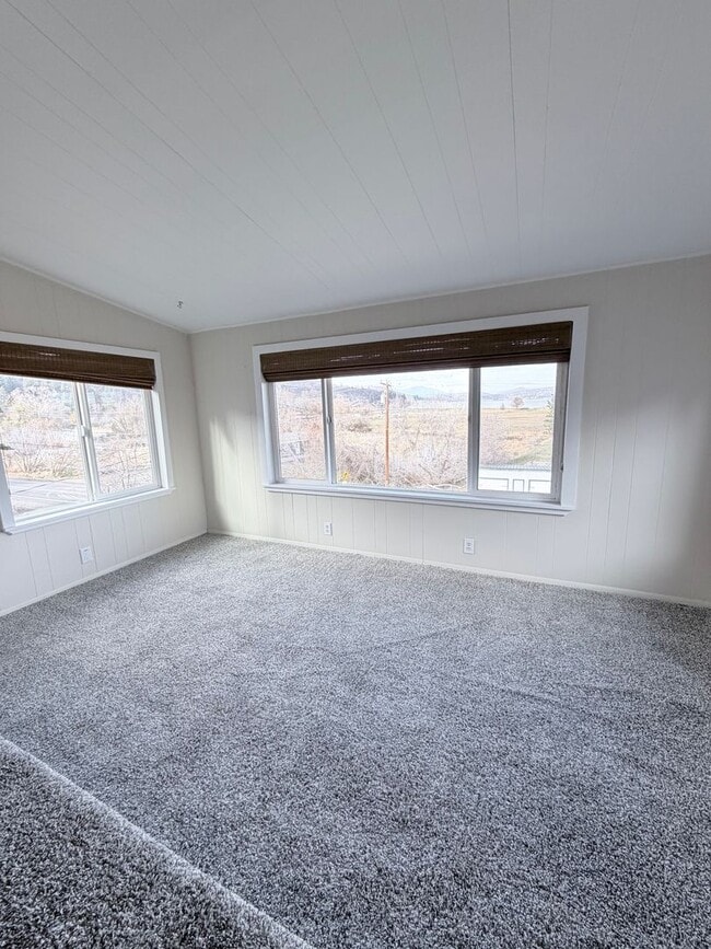 Building Photo - Lakeview 4-Bedroom Home Steps from Moore Park – Updated Throughout! 2.8 miles from Sky Lakes and OIT