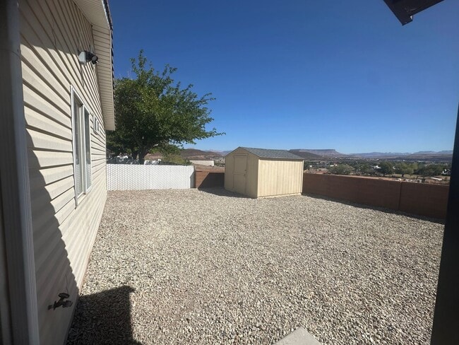 Building Photo - Great 3 bedroom, 2 bathroom home in Hurricane!!