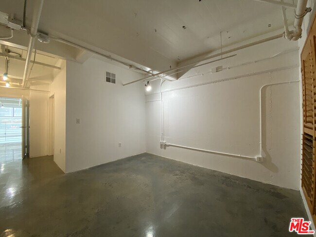 Building Photo - 1130 Flower St