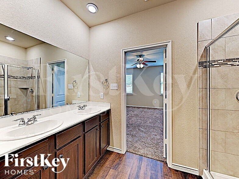 Building Photo - 561 Jamestown Ln