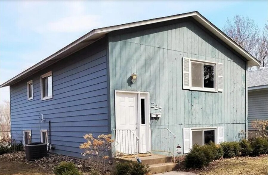front - 227 14th Ave S