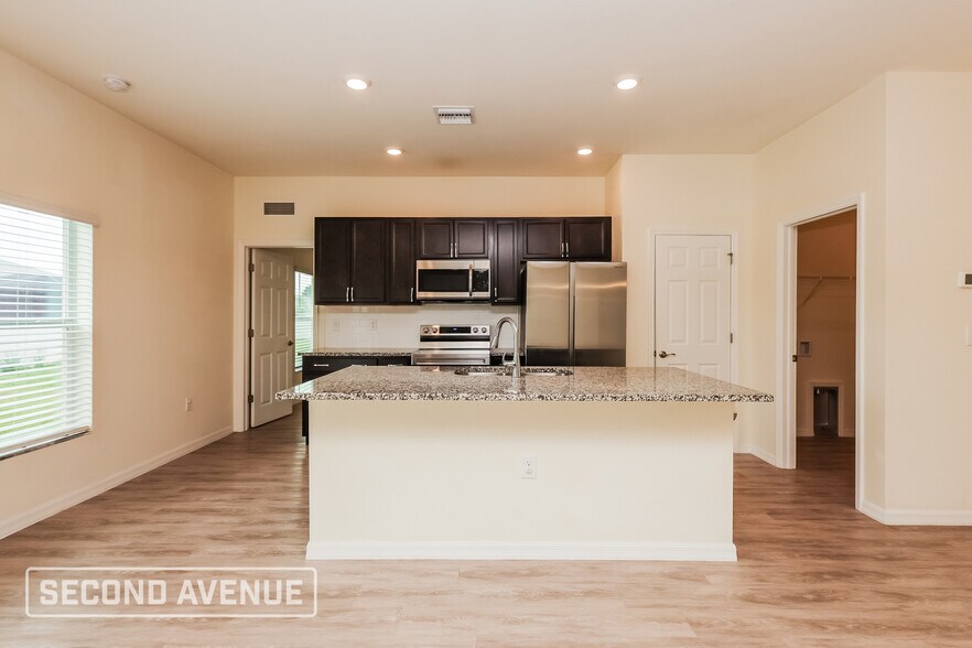 Building Photo - 1122 NE 39th Terrace