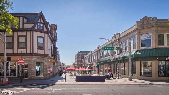 Building Photo - 33-37 W Main St
