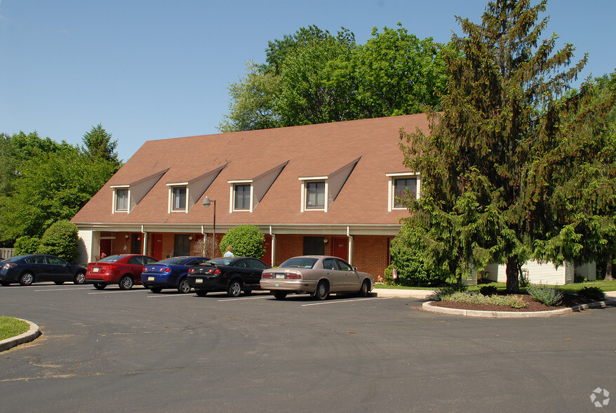 Primary Photo - Lincoln Manor Apartments