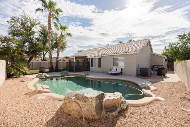 Building Photo - 904 S Dolphin Dr