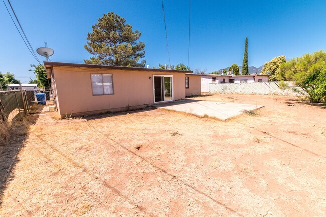Building Photo - 4 Bedroom, 1½ Bath Home with Central A/C, ...