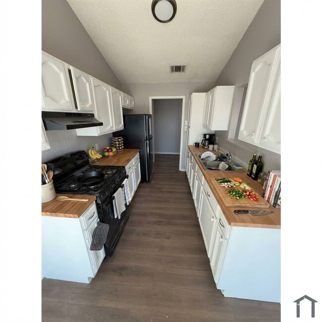 Building Photo - 8301 View Ridge Dr