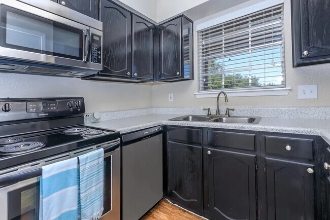 Primary Photo - Elegant 2-Bedroom Near I-45 – Pets Welcome!