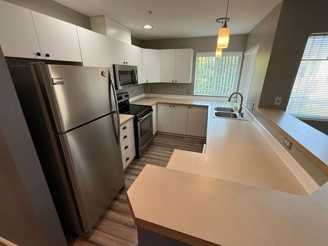 Building Photo - Updated Kent Townhome - Private Garage & AC