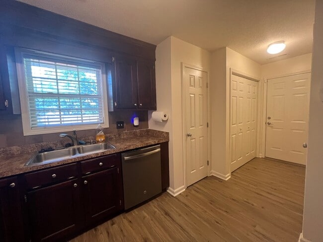 Building Photo - 3290 Valencia Dr