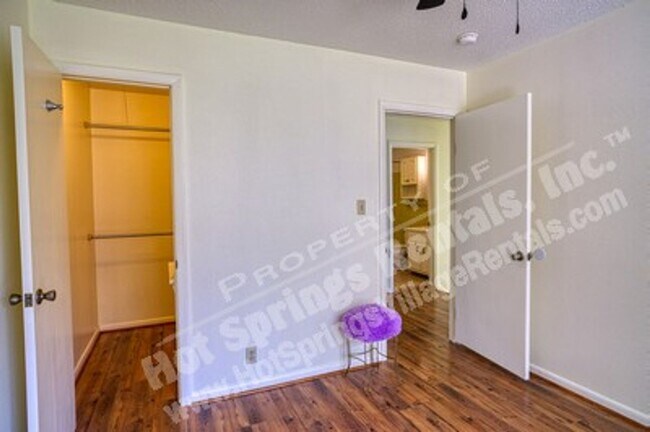 Building Photo - 120 Emperado Way