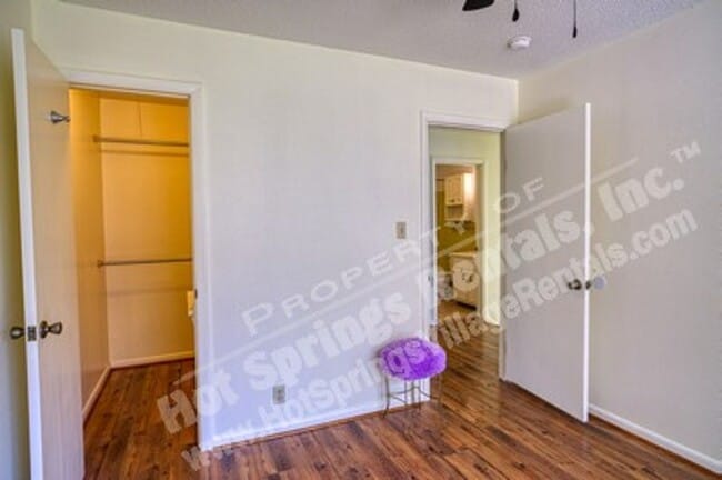 Building Photo - Two-Level Townhome in DeSoto Courts