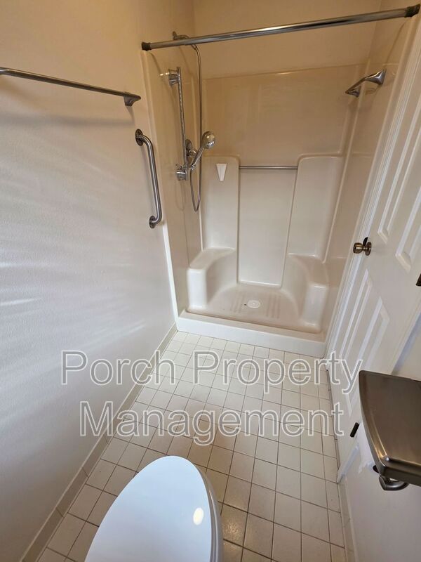 Building Photo - 303 Shoreline Dr