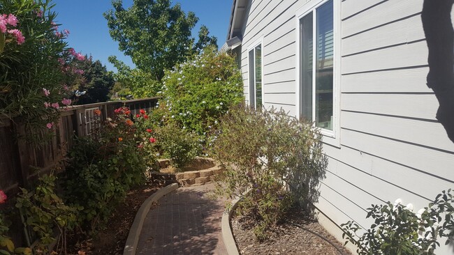 Building Photo - 4 Bedroom Home