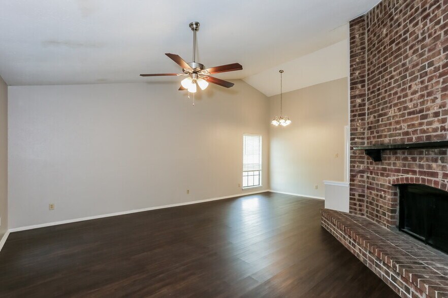 Building Photo - 1385 Southridge Dr