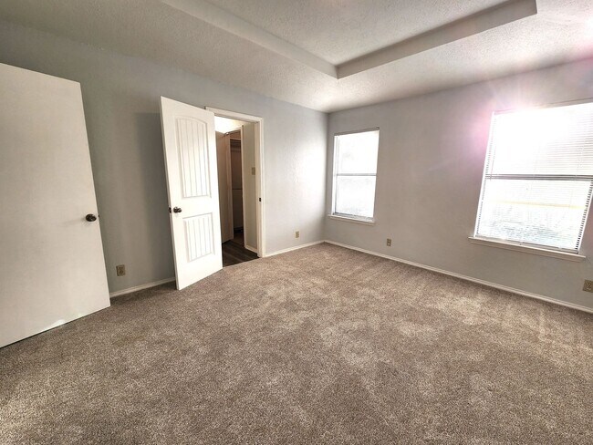 Building Photo - 2202 Bolivar St