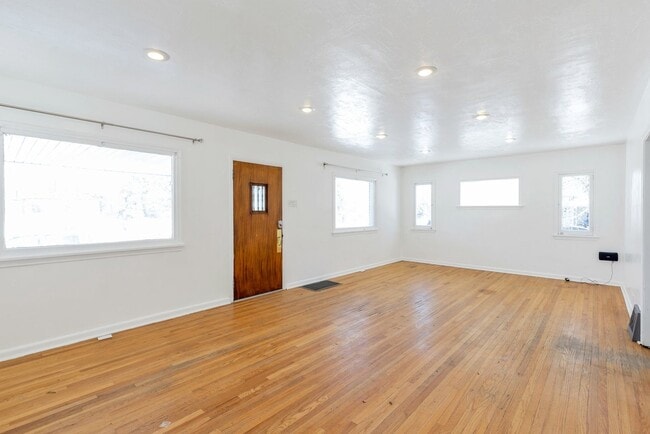 Building Photo - Charming 3 Bedroom Bungalow in West Valley