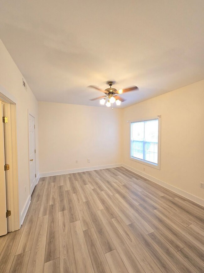 Building Photo - Trolley Path - Minutes to Downtown WILM, N...