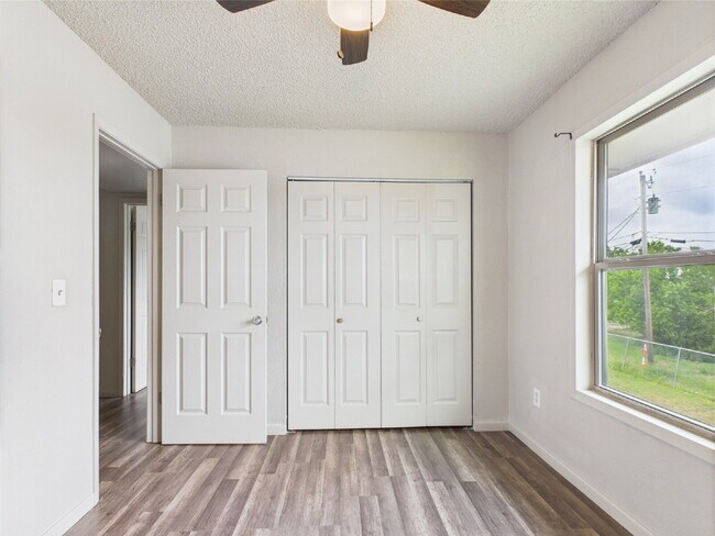 Building Photo - Upstairs 2/1