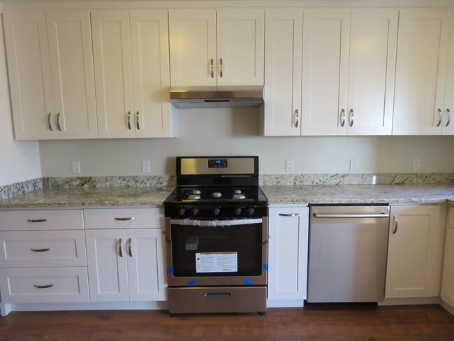 Building Photo - Updated Noe Valley House Available Now!