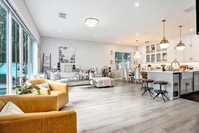 Building Photo - Riverland Road, Fort Lauderdale, FL 33312 - 5 BR 2 BA single-family home