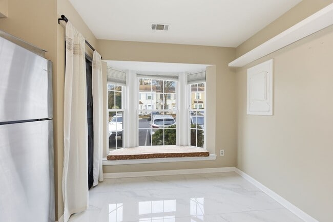 Building Photo - Lovely 3 BR/1.5 BA Townhome in Bowie!