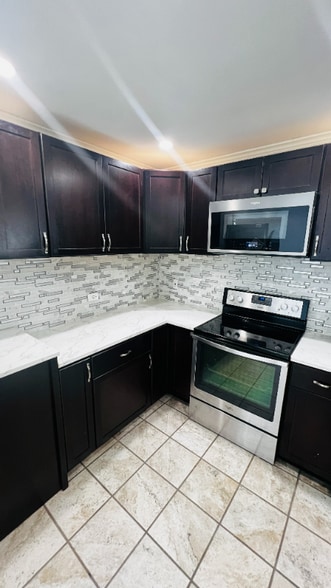 Building Photo - 933 East Ave