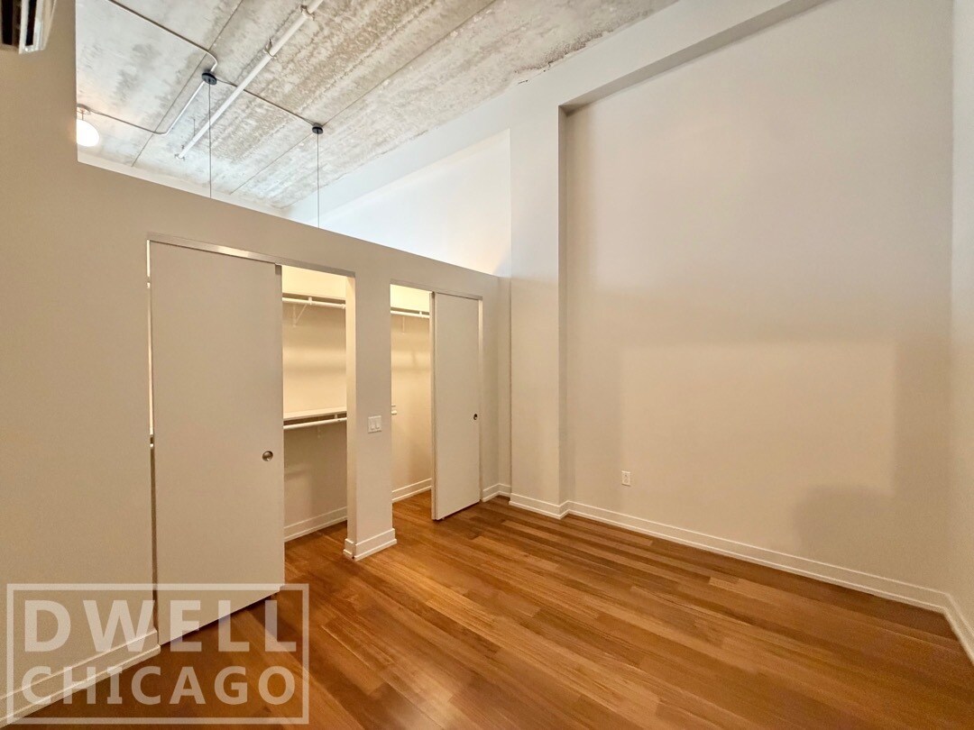 Building Photo - 700 N La Salle Dr