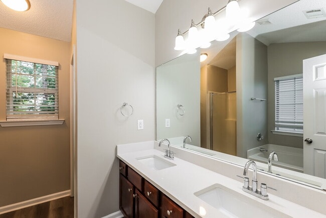 Building Photo - 916 Summit Park Trail