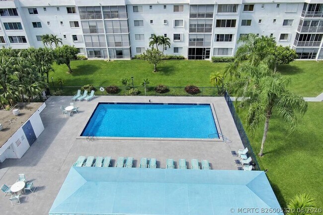 Building Photo - 116 10th Ave N