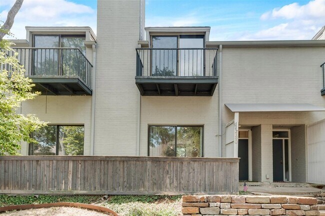 Building Photo - 5990 Lindenshire Ln