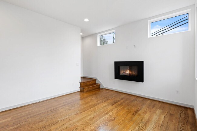 Building Photo - Modern 3-Bedroom Townhome with Rooftop Deck in NE Seattle