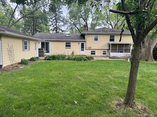 Building Photo - 541 Cypress Dr