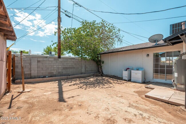 Building Photo - 744 W Coolidge St