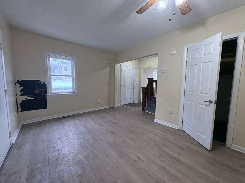 Building Photo - 320 Lenox St