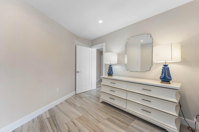 Building Photo - 811 Palm Trail