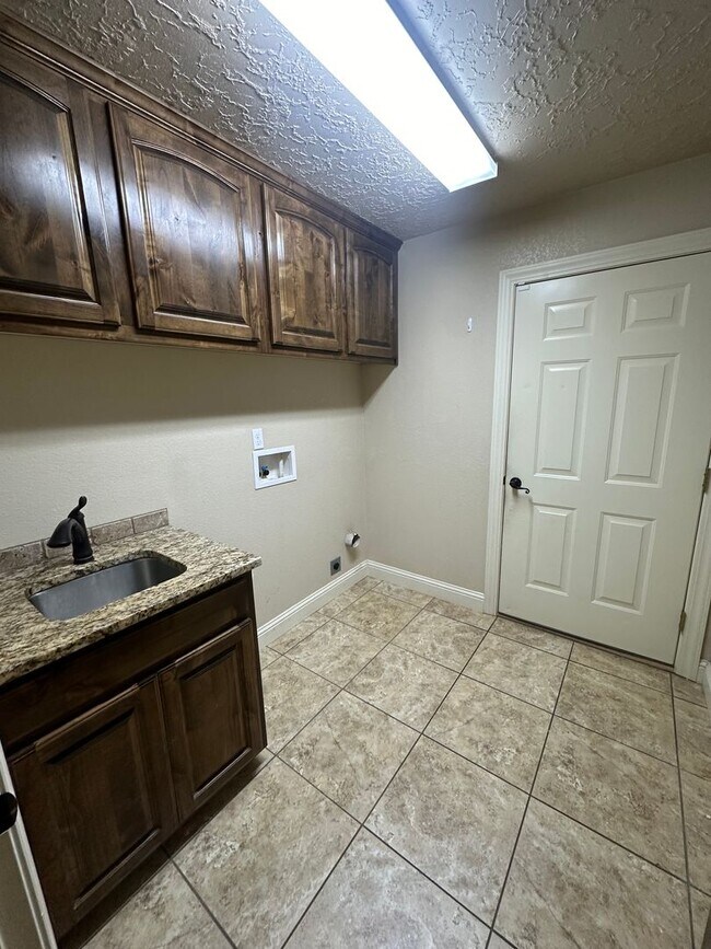 Building Photo - Stunning 4 Bed Home! 3 Car garage ! Mesa School District!
