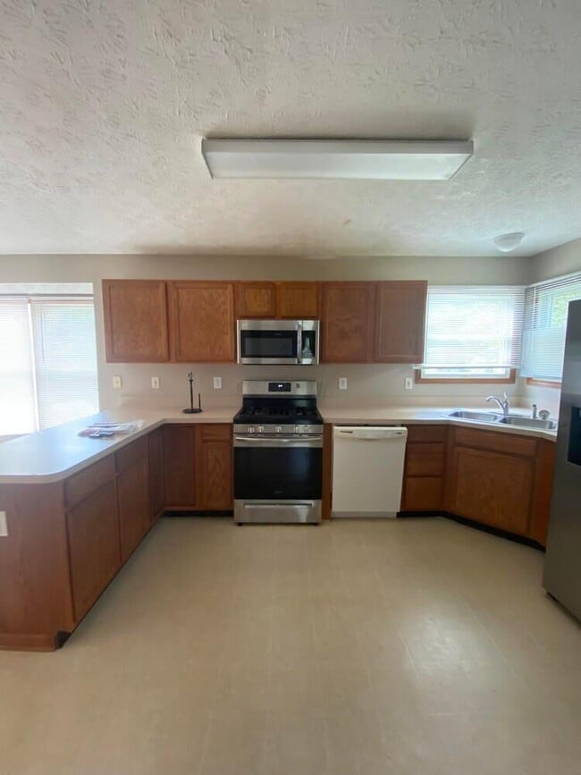 Building Photo - 8123 Shannon Glen Blvd