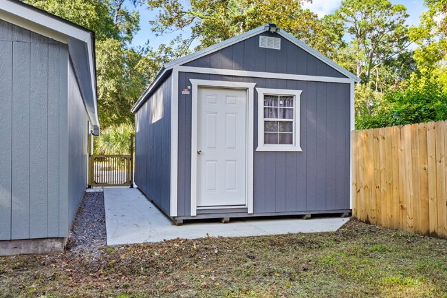 Building Photo - 3 bed 1 bath ranch with large storage/workshop building