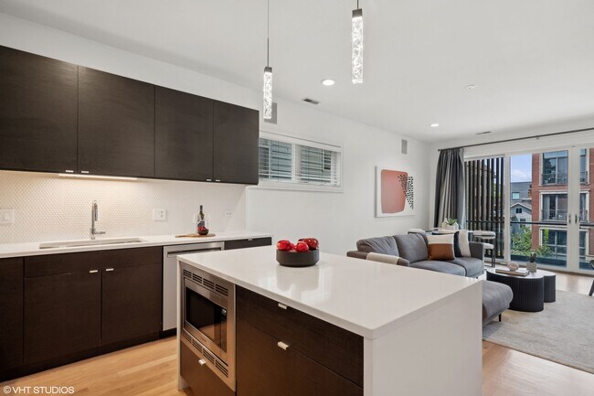 Building Photo - 1021 N Hermitage Ave