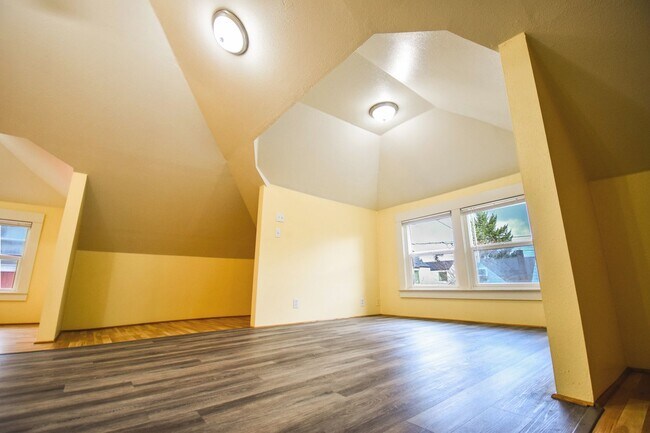 Building Photo - Spacious 4BD/2BA Two-Story Home w/ Fenced Yard & Huge Basement! Pets OK!